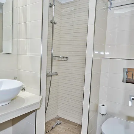 Nikos Karamolegkos Lejlighed